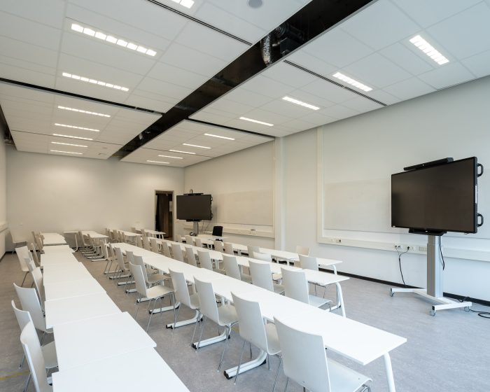 conference-room-with-televisions-presentations-min